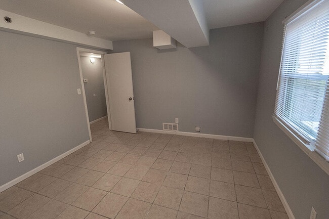 Building Photo - 706 Demaret Dr
