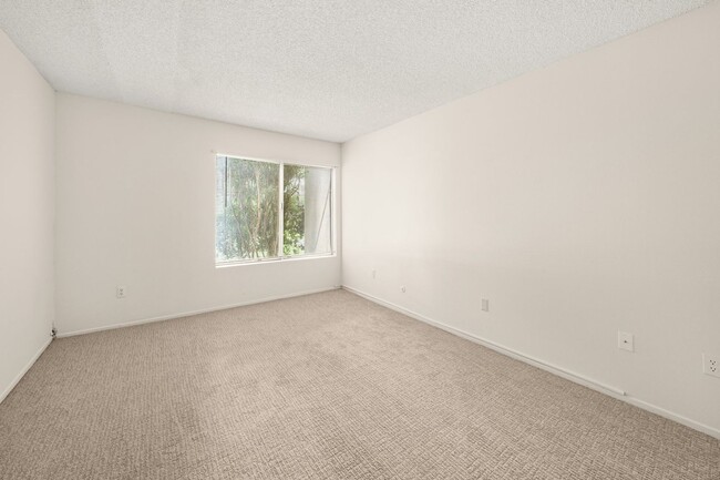 Building Photo - Upgraded Condo with Two Master Suites!!!