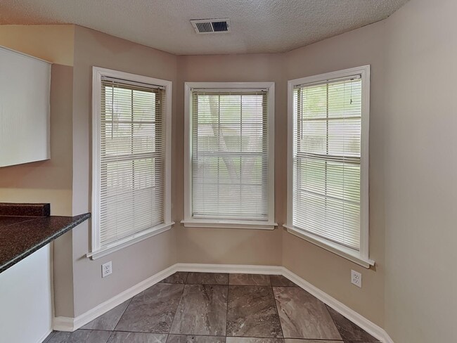 Building Photo - 5913 Sycamore Manor Cove
