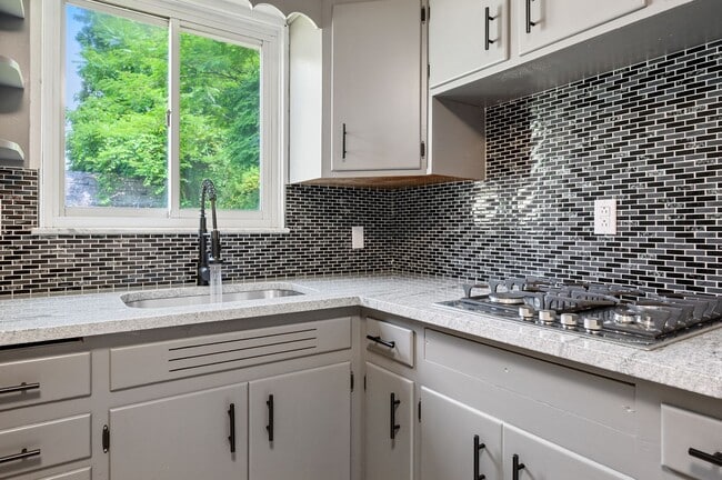 Building Photo - Stunning 3 bedroom home in West Mifflin available July 1!