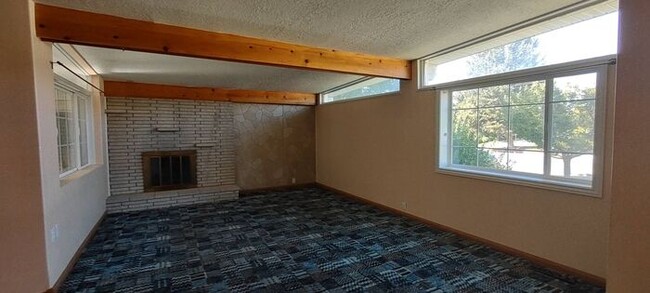 Building Photo - Awesome 3 Bedroom Holladay ground floor un...