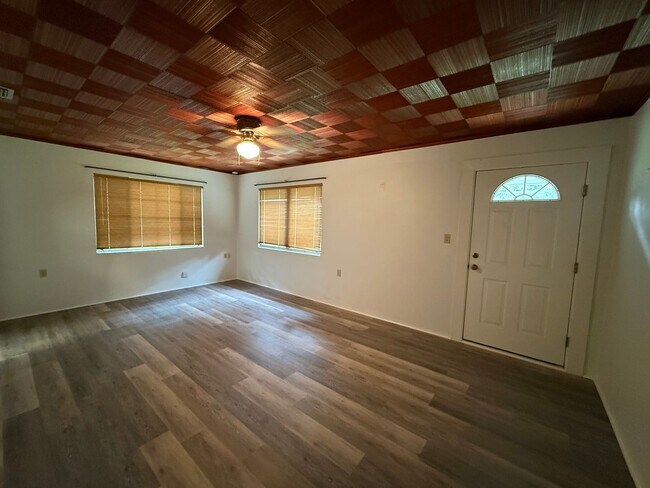 Building Photo - Two Bedroom Charmer