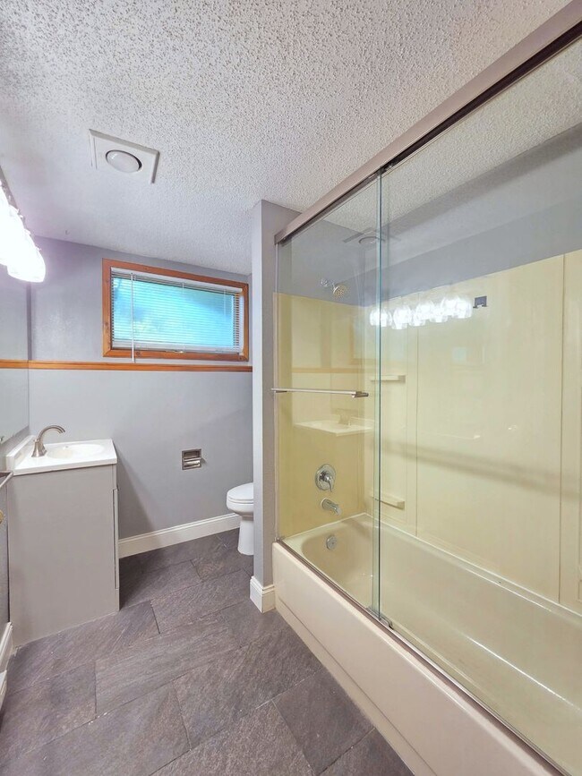 Building Photo - $3,250- 5 Bed / 3 Bath Beautiful Home in Upper South Hill