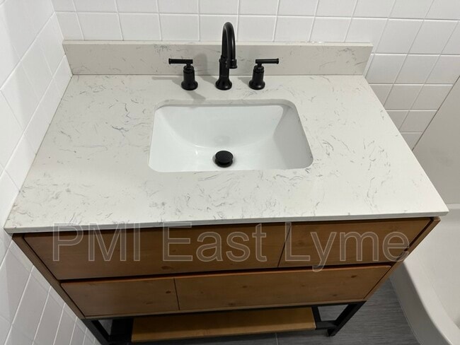 Building Photo - 292 Pequot Ave