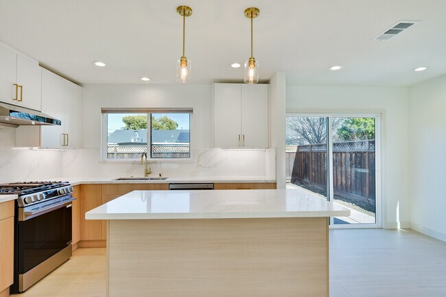 Building Photo - 2051 Randolph Dr