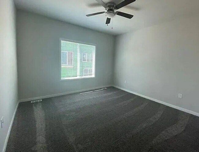 Building Photo - Newer 3BR 2.5ba house in Urbandale, available July 6th!