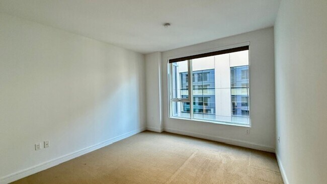 Building Photo - 2BR 2BA @ The BLU in SOMA/South Beach -AMSI