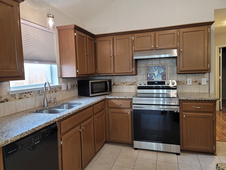 Building Photo - 703 Flagstone Way