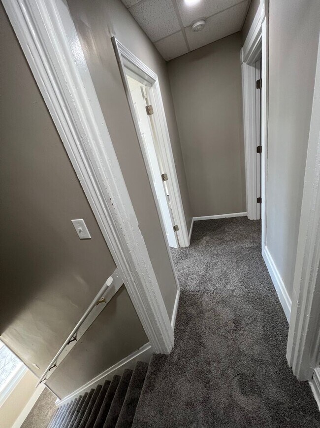Building Photo - Newly Renovated 3 Bedroom, 1 Bathroom in Spring Hill- Central Air and Brand New Kitchen!!
