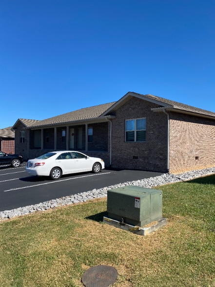 Building Photo - 121 St George Ln