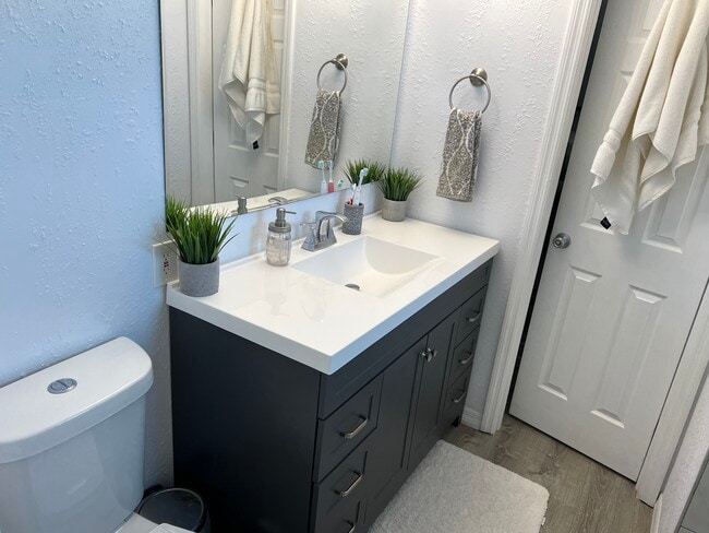 Full bathroom - 8815 Bay Pointe Dr