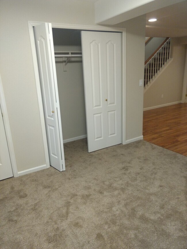 Building Photo - Magnificent and Spacious 2 bed/3 bath in G...