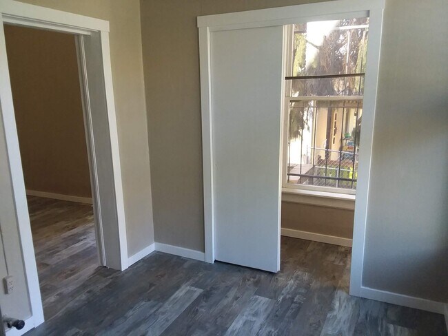 Building Photo - Cap Hil Adorable 1 Bedroom Available Now!