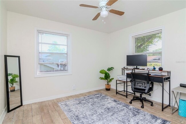 Building Photo - 1528 W River Shore Way