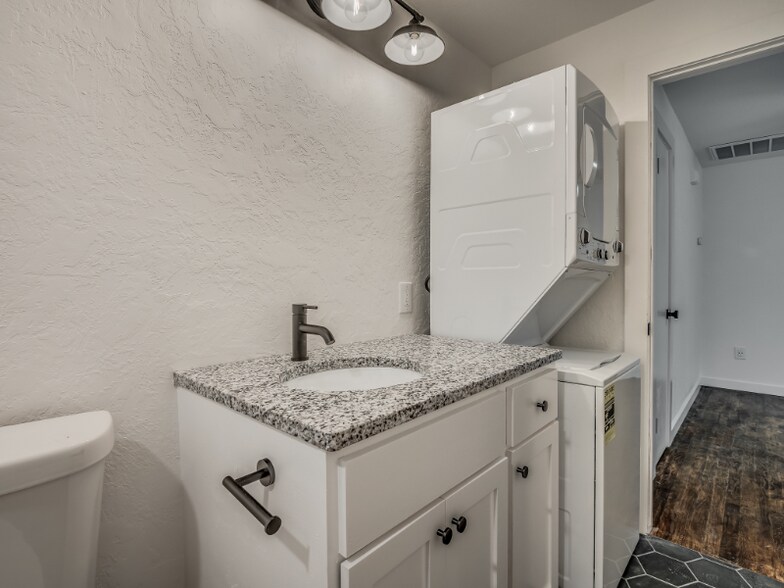 Building Photo - 131 W Acres St