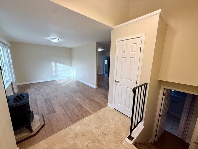 Building Photo - Great 3 bedroom 2 bath Home with Attached ...