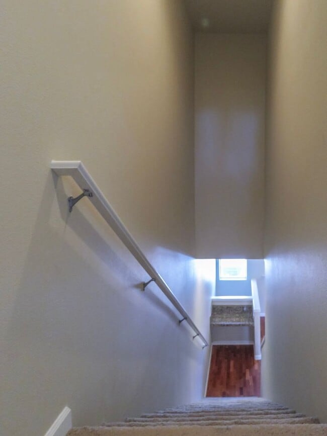 Building Photo - **No Rent Until February!! 2 Bedroom Townhome Available Now  !! Inquire today for tour !