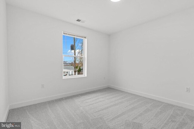 Building Photo - 265 Holly Dr