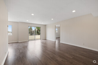 Building Photo - 5353 Yarmouth Ave
