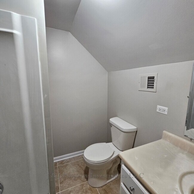 Building Photo - 7119 S Solon Rd