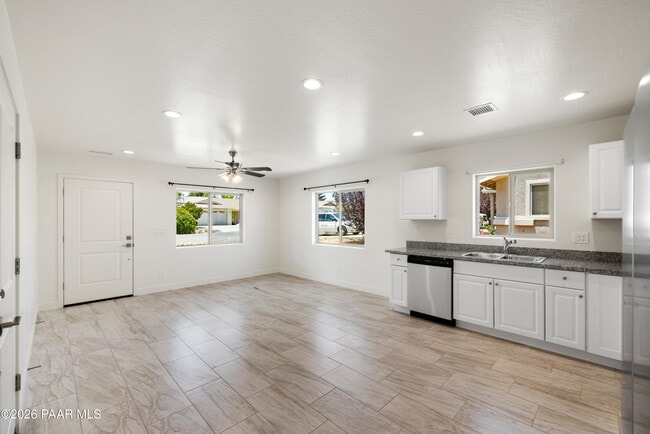 Building Photo - 6201 N Reata Dr