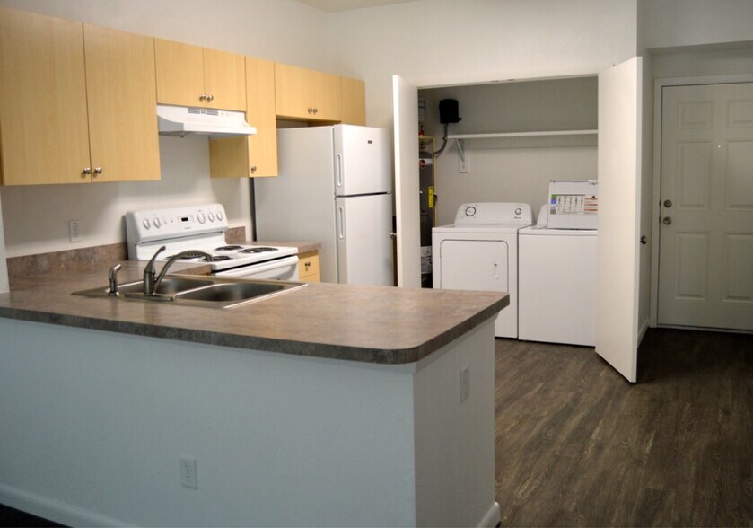 Building Photo - 1800 vics way