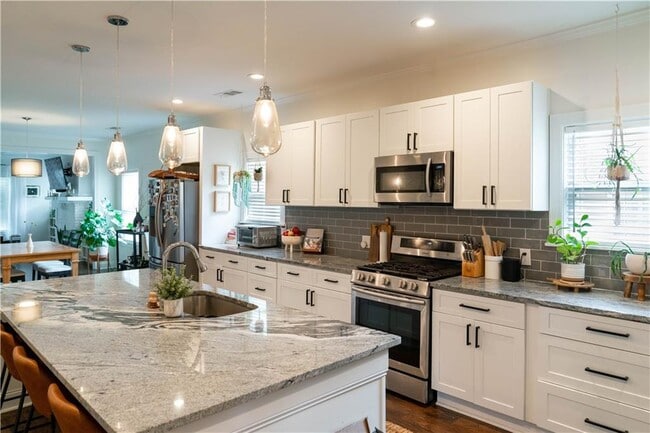 Building Photo - 1580 Pineview Terrace SW