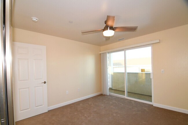 Building Photo - 571 Moss St