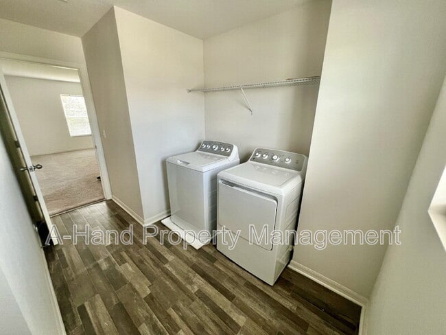 Building Photo - 166 Maple Dr