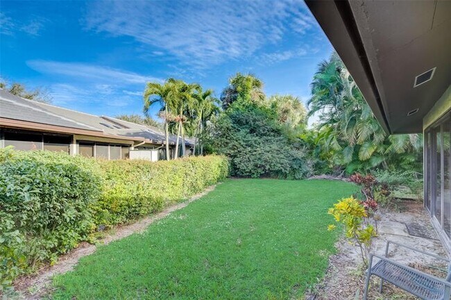 Building Photo - 5051 Pine Dr