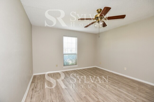 Building Photo - Enjoy living the good life in this 3 bedroom, 2 bathroom brick home