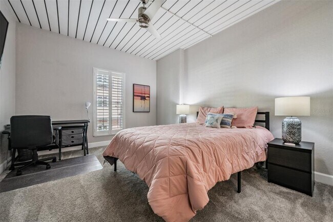 Building Photo - 2410 W Azeele St