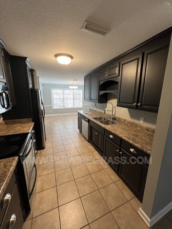 Building Photo - 267 Maree Dr