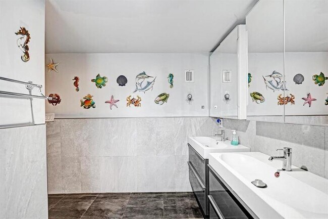 Building Photo - 2000 Jackson St