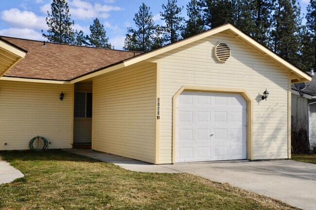 Building Photo - 2 bed 1 bath duplex Post Falls