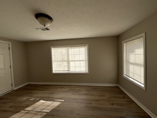 Building Photo - 604 N McLemore Ave