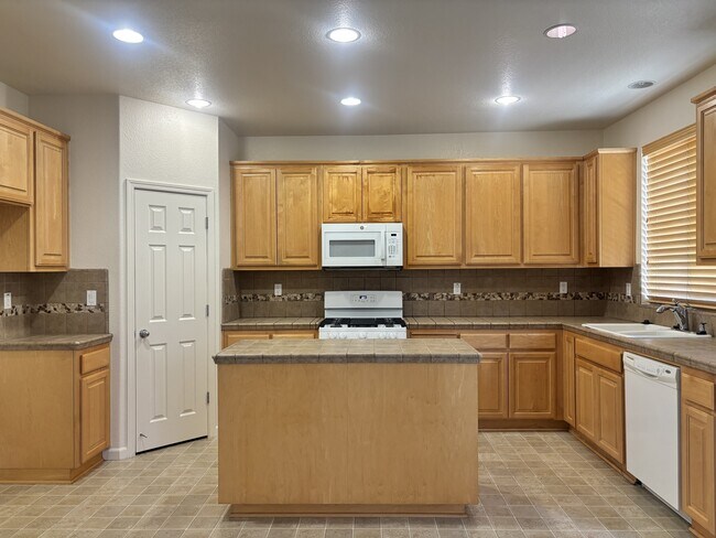 Building Photo - 9402 Vintner Cir