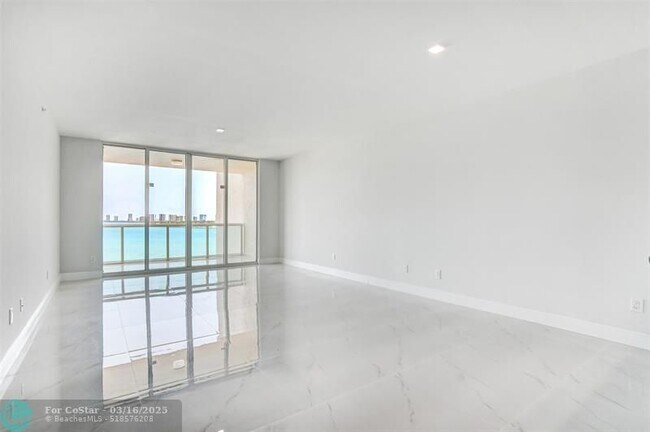 Building Photo - 2650 Lake Shore Dr