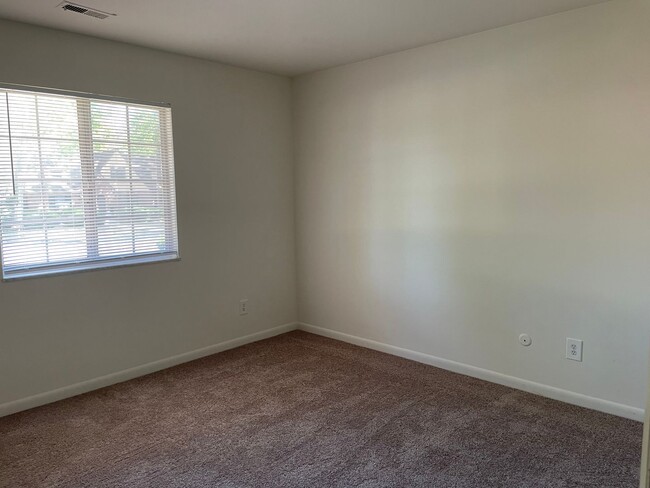 Building Photo - Newly Updated 3 bedroom apartment