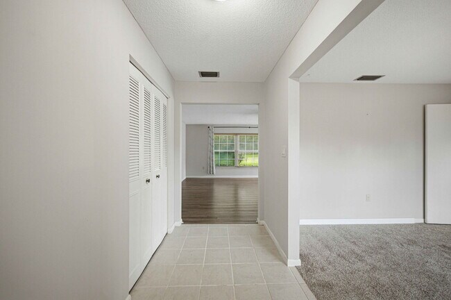Building Photo - Spacious 3-Bedroom Rental on .39 Acres in Desirable SE Ocala!