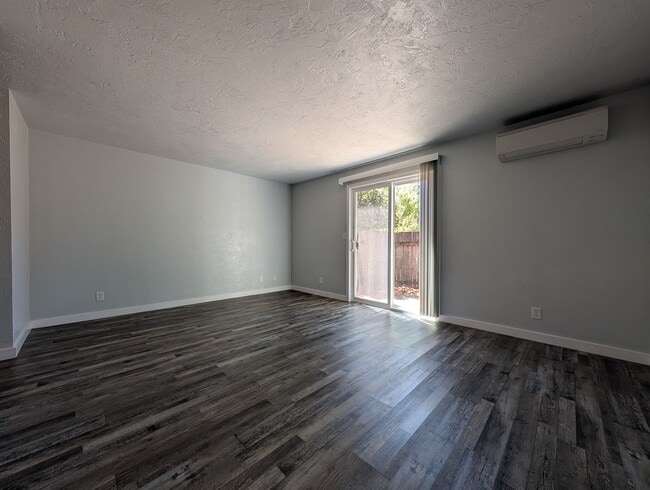 Building Photo - Newly Renovated 2-Bedroom, 1.5-Bath Apartm...