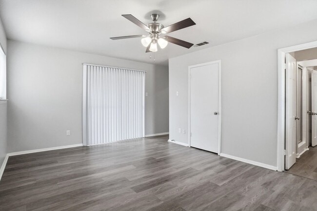 Building Photo - Gorgeous Two Bedroom, Two Bathroom Duplex in West Fort Worth