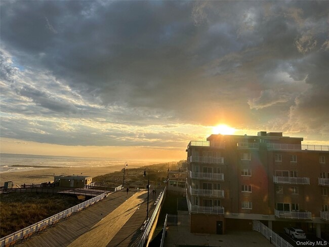 Building Photo - 750 W Broadway