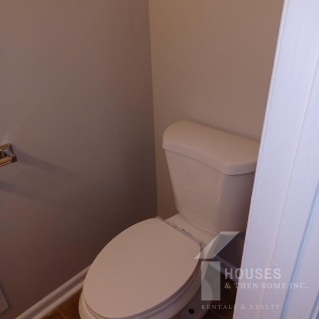 Building Photo - 218 Singing Woods Ln