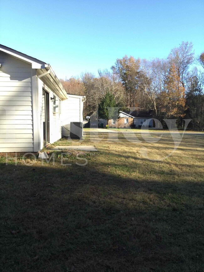 Building Photo - 5800 Old Meadow Rd