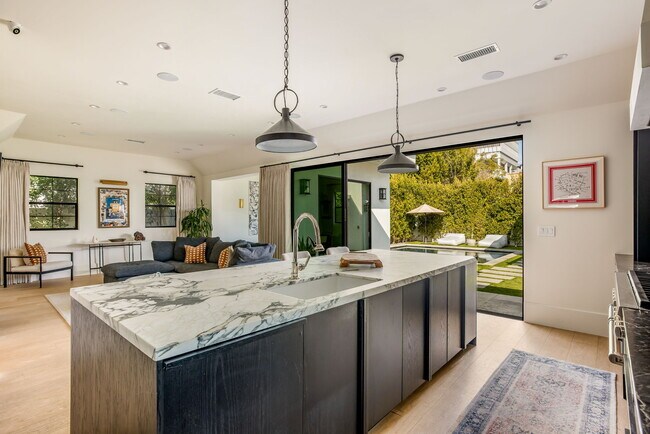 Building Photo - 6277 Del Valle Dr