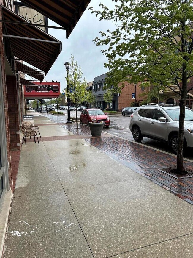 Primary Photo - 131 N Hale St