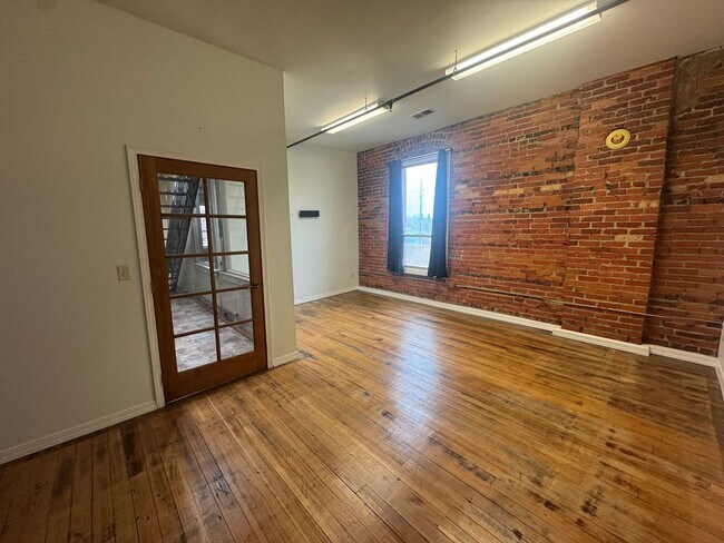 Building Photo - 811 Cook Building