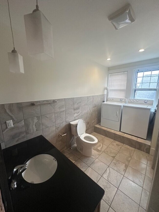 Building Photo - 15 Strathallan Park