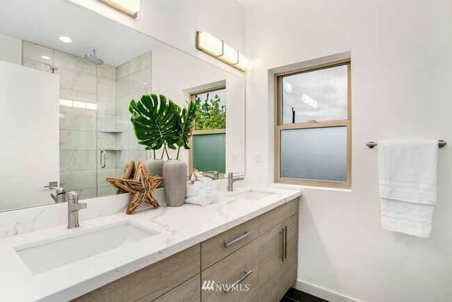 Building Photo - Beacon Hill Living: Contemporary Townhome ...